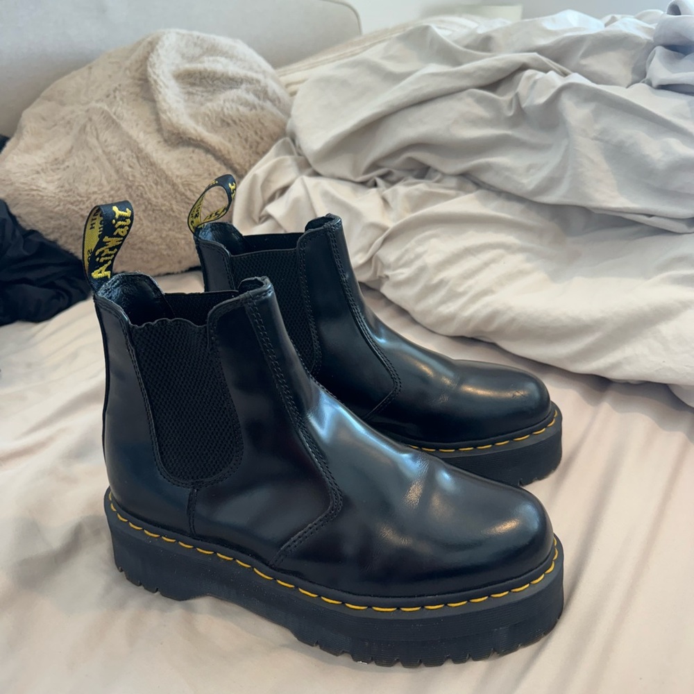 Doc Martens 2976 Platform Chelsea Boots Smooth Leather Dr. Martens